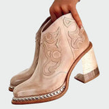 Botas de cuero bordadas