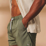 Shorts de baño lisos de secado rápido en caqui