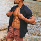 Shorts de baño de secado rápido con ribete en terracota y azul marino