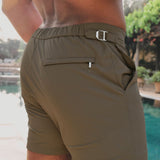 Short de baño híbrido de secado rápido con ajuste lateral en color champiñón